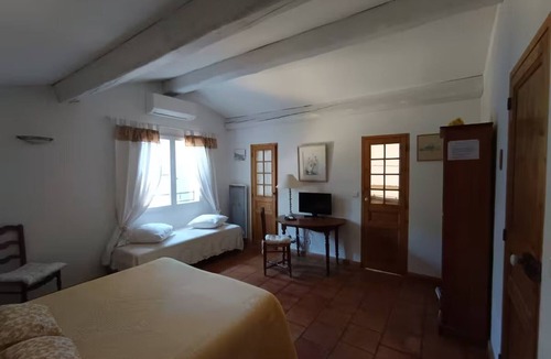 Saint-Marc-Jaumegarde Bed & Breakfast | Bed and Breakfast 'La Thébaïde - Les Lauriers' with Shared Pool, Private Garden and Wi-Fi