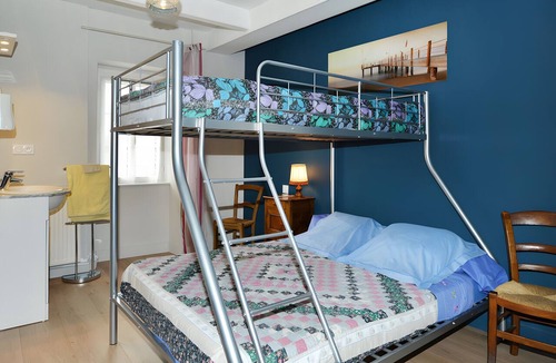 Castelnau-Pegayrols Bed & Breakfast | Bed and Breakfast 'Chambre La Familiale' with Mountain View, Shared Pool and Wi-Fi