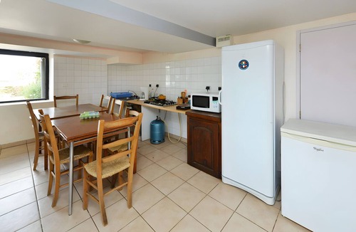 Castelnau-Pegayrols Bed & Breakfast | Bed and Breakfast 'Chambre La Familiale' with Mountain View, Shared Pool and Wi-Fi