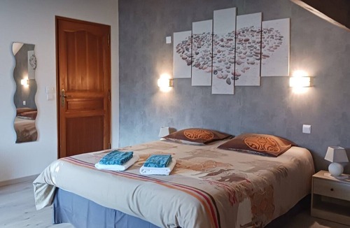 Tarascon-sur-Ariege Bed & Breakfast | Bed and Breakfast 'Chambre Coeur' with Mountain View and Wi-Fi