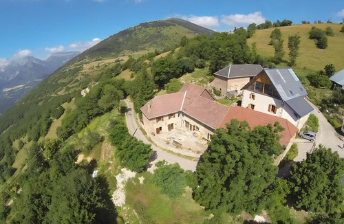 Les Cotes de Corps Bed & Breakfast | Bed and Breakfast 'La Chambre De L'Obiou 1' with Lake View, Shared Garden and Wi-Fi