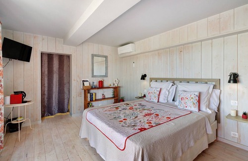 Monbazillac Bed & Breakfast | Bed and Breakfast 'Chambre D'hôte Indépendante' with Shared Pool, Private Terrace and Wi-Fi