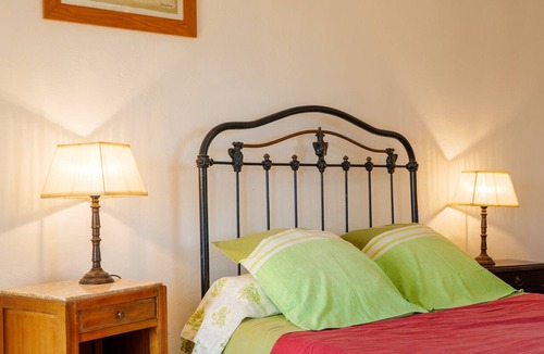 Gras Bed & Breakfast | Bed and Breakfast 'Chez Bacchus - Chambre Merlot' with Shared Garden and Wi-Fi