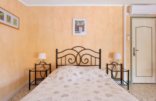 Cruzy Bed & Breakfast | Bed and Breakfast 'Le Clos Mazerolles - Chambre Orange' with Shared Pool, Wi-Fi and Air Conditioning