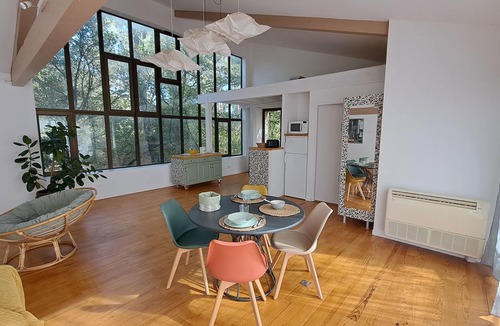 Saint-Paulet-de-Caisson House | Bright loft-style apartment in the woods