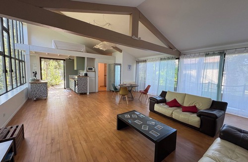 Saint-Paulet-de-Caisson House | Bright loft-style apartment in the woods