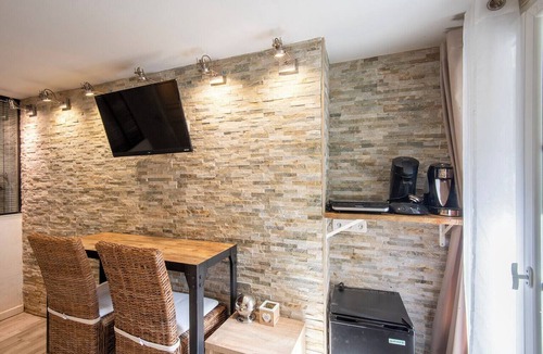 Les Grands Carmes Apartment | Bright room with AC Close to Old Port & Panier