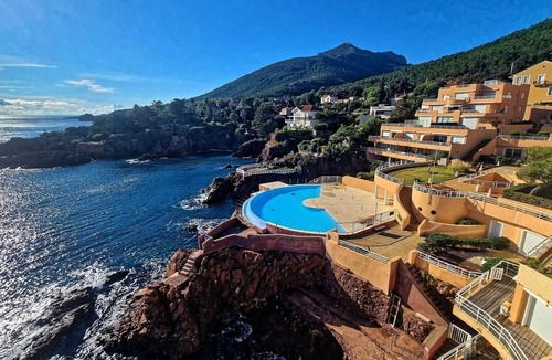Le Trayas Apartment | Côte d'Azur, Cannes, Saint-Raphaël, direct sea, swimming pool, garden, Cap Neree