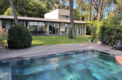 Villeneuve-les-Avignon House | Californian-style house in the pines at Villeneuve Les Avignon