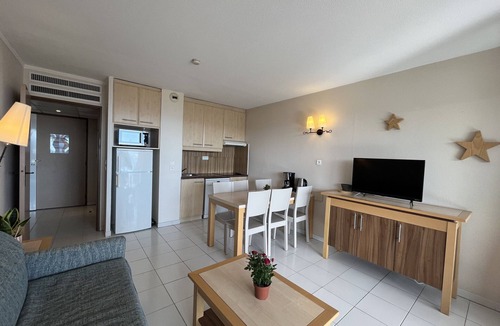 Frejus Port Apartment | Cap Hermès, magnificent sea view, swimming pool access for this accommodation, 4 people, air conditioning, private parking, direct access to the beaches