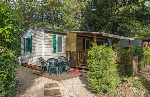 La Roque-d'Antheron RV Rental | Caravan 'Mobil-home' with Shared Pool, Private Terrace and Air Conditioning