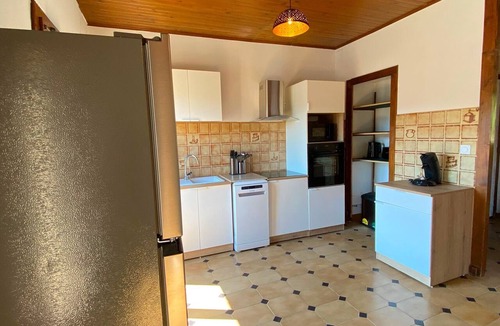 Pont-en-Royans Apartment | Casa d’Eva Apartment with Mountain View, Wi-Fi, and Air Conditioning