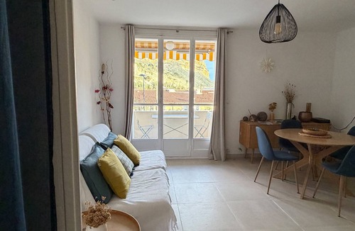Cassis Apartment | Cassis, downtown: "La Rade" apartment, behind the harbor, nice view, and parking