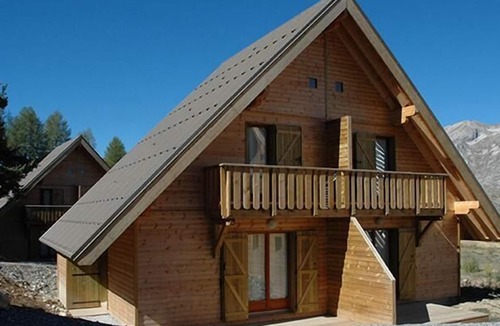 La Joue du Loup Ski Chalet | Chalet, 150m from resort center, view mountain, swimming pool, sauna, terrace, parking, tv