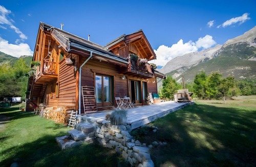 Vallouise Apartment | “Chalet de l'Onde” – Nature Retreat for 12, Family & Sports Base in Vallouise-Pelvoux