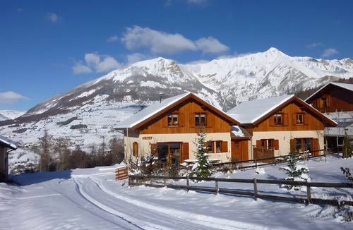 Les Orres Ski Chalet | Chalet 'Deux Grands Chalets Communicants' with Mountain View, Shared Pool and Wi-Fi