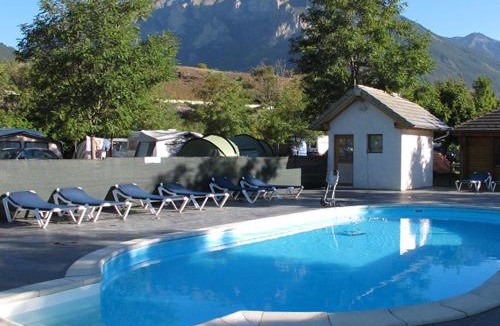 Chateauroux-les-Alpes Apartment | CHALET JACUZZI PRIVE, TERRASSE et VUE MONTAGNE DANS CAMPING 3 ETOILES