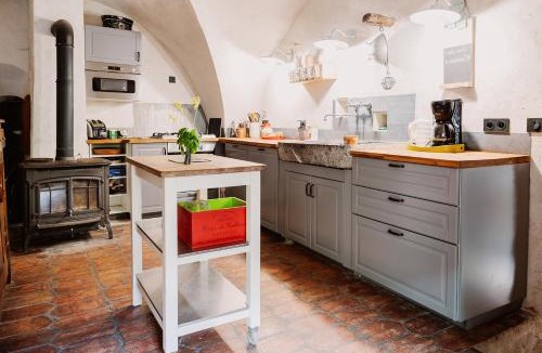 Entraigues House | Chambre ou Gîte dans une maison de montagne - De Suzon à Zélie - Poterie