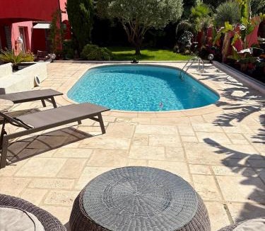 Vallauris House | Chambre privée en Villa avec piscine et salle de bain attenante