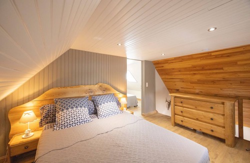 Plantades Bed & Breakfast | “Chambre Raphaël” Guest Room with Mountain View, Wi-Fi, and Air Conditioning