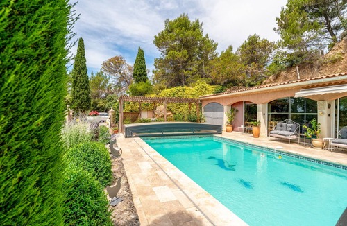 Bedoin Apartment | "Chambre Saumon" Apartment with Shared Pool, Wi-Fi, and Air Conditioning