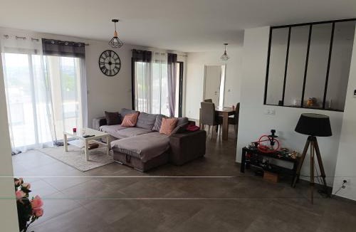 Clonas-sur-Vareze House | Chambre spacieuse #1
