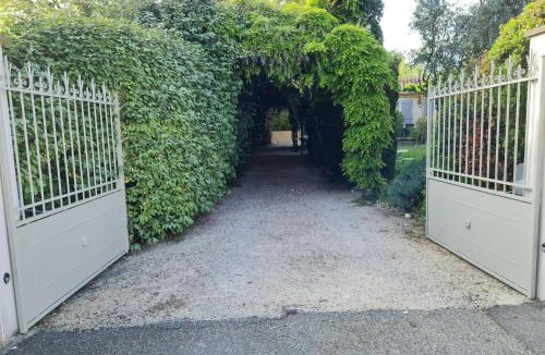 L'Isle-sur-la-Sorgue House | Chambres d'Hôtes dans villa avec piscine chez Raphaële