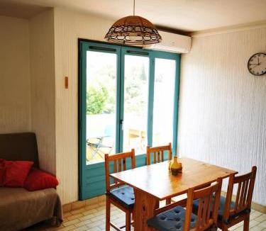 Saint-Mandrier-sur-Mer Apartment | Charmant T2 climatisée au coeur du village