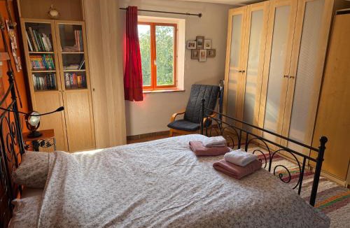 Bully House | Charmante maison en Pierre dorée, avec vue sur les collines
