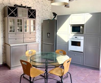Bully House | Charmante maison en Pierre dorée, avec vue sur les collines