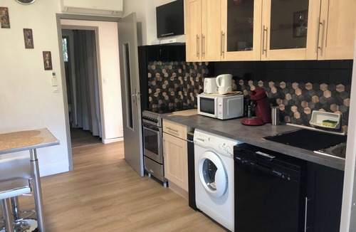 Eygalieres Apartment | Charming, air-conditioned two-bedroom apartment with a garden for 4 guests, in a quiet location near the Alpilles