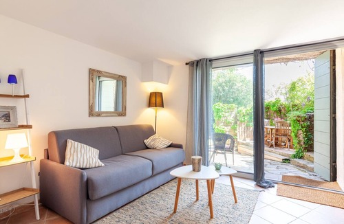 La Garde Apartment | Charming Apartment 'Logement de charme les Araucarias' with Shared Pool, Private Terrace & Wi-Fi