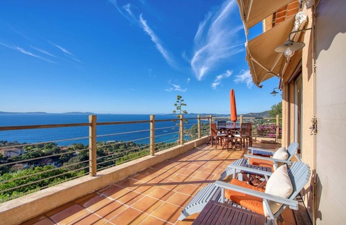 Le Rayol Apartment | CHARMING PROPERTY WITH SPECTACULAR VIEWS AND SMALL POOL NESTLED ON THE CORNICHE