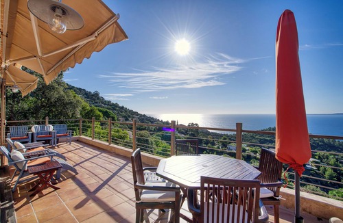 Le Rayol Apartment | CHARMING PROPERTY WITH SPECTACULAR VIEWS AND SMALL POOL NESTLED ON THE CORNICHE