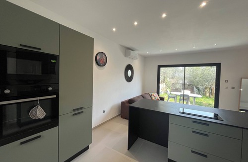 Villeneuve-les-Avignon Apartment | Charming 37 M2 studio with small garden in Villeneuve les Avignon