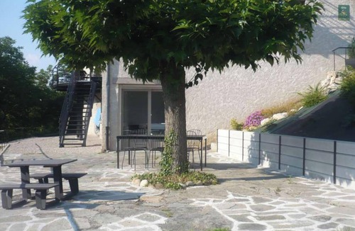 Bressieux House | Charming House 'Le Gite De La Tour' with Private Terrace, Garden, and Wi-Fi