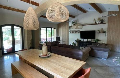 Lambesc Villa | Charming house with terrace and wooded garden