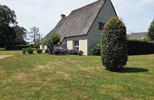 Saint-Lyphard House | Charming Large Thatched Cottage in Brière – Sleeps 15 – Near La Baule & Guérande