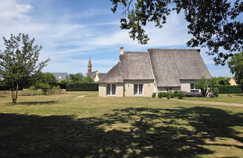 Saint-Lyphard House | Charming Large Thatched Cottage in Brière – Sleeps 15 – Near La Baule & Guérande