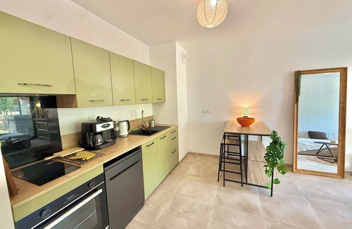 Est Apartment | Charming retreat in downtown Aix-en-Provence — Private garden & parking