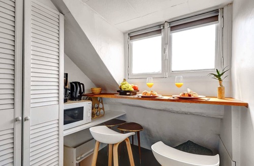 2nd Arrondissement Apartment | Charming Studio Overlooking Place des Victoires