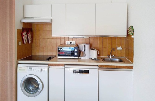 La Faviere Apartment | Charming T2 in La Favière with pool and private parking, near beaches and shops