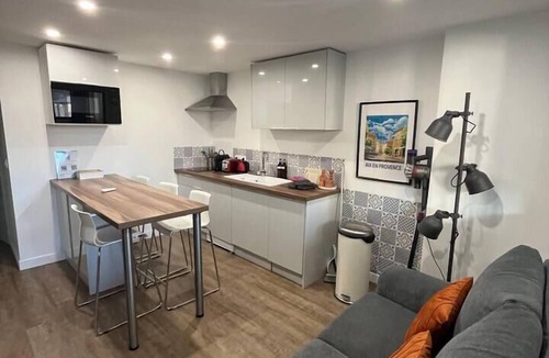 Couronne Urbaine Apartment | Chez Edouard - 2-in-1 Triplex, Rotonde, Downtown Aix