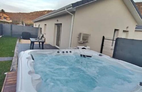 Saint-Pierre-de-Curtille House | COMFORTABLE GITE WITH PRIVATE GARDEN AND SPA 5 MINUTES FROM LAC DU BOURGET
