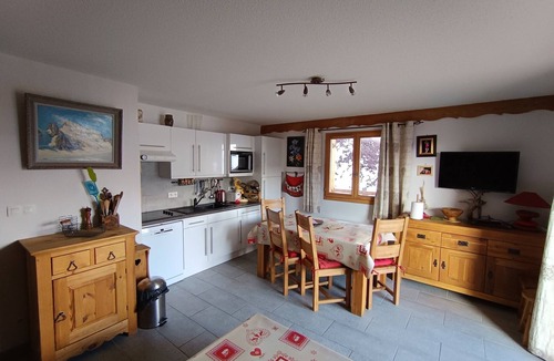 Montgenevre Apartment | Comfortable apartment, large south-facing terrace, close to slopes, pets and parking