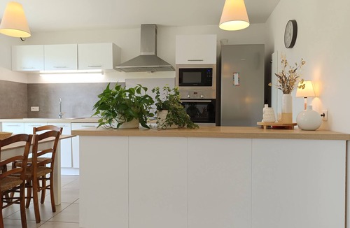 Menerbes House | COMPLETELY RENOVATED INTERIOR with 4 bedrooms, 360° VIEW of Ménerbes, and a 9x4 saltwater POOL
