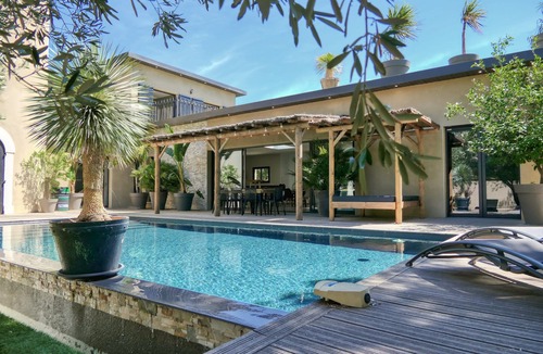 Villeneuve-les-Avignon Villa | Contemporary villa with pool Villeneuve Les Avignon