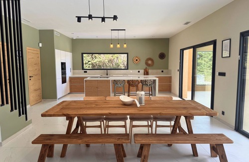 Serignan-du-Comtat Villa | Contemporary villa for 10 guests with heated pool, gym & sauna