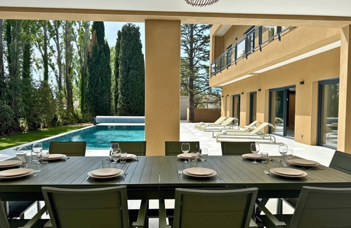 Serignan-du-Comtat Villa | Contemporary villa for 10 guests with heated pool, gym & sauna