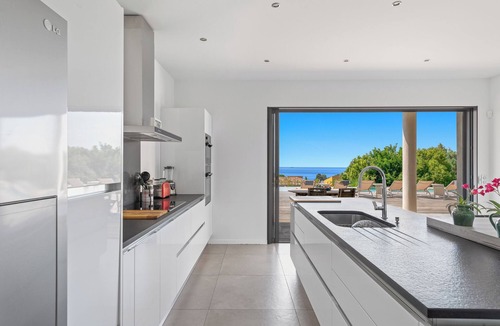 Carqueiranne Villa | Contemporary villa facing the sea, just a few steps from the beach and the port